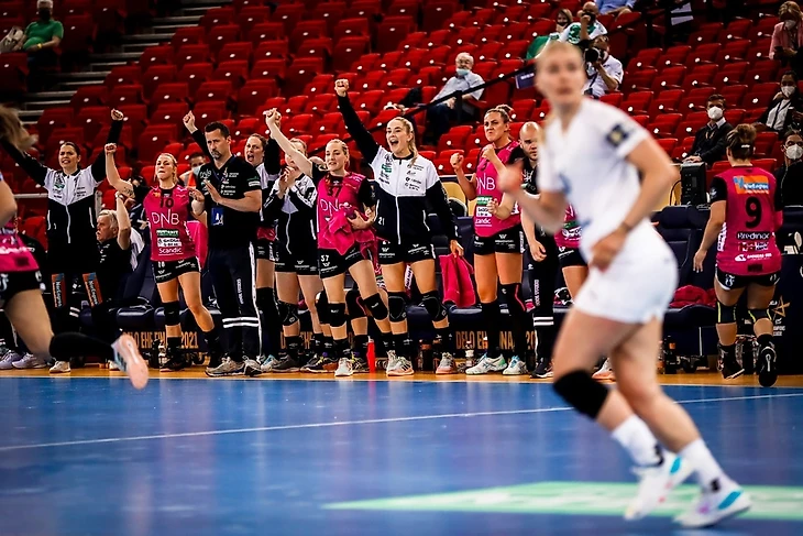 Лига чемпионов. "О скалы грозные дробятся с ревом волны". Песня варяжских гостий звучна в Будапеште, изображение №2