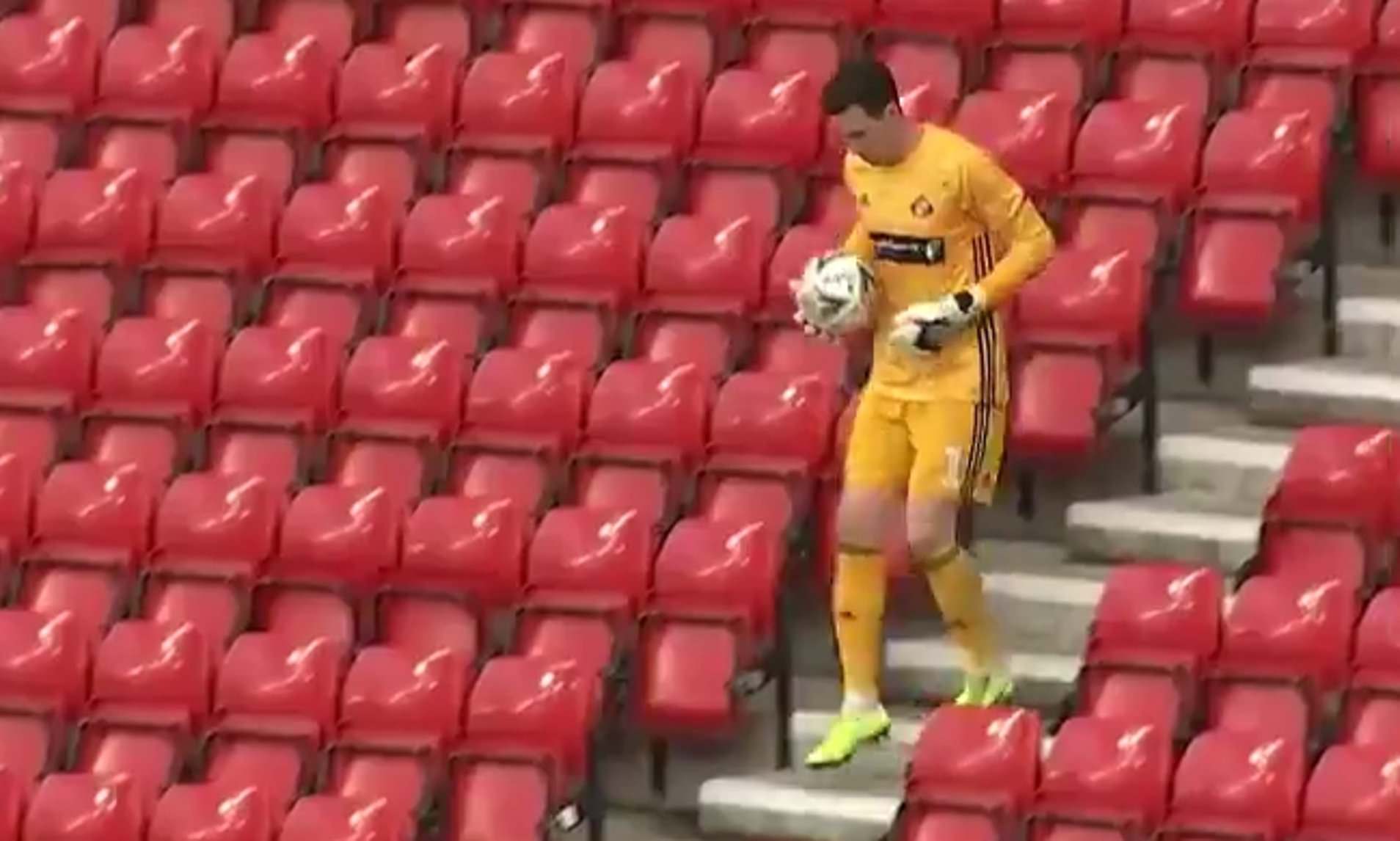 Кипер «Сандерленда» поработал болбоем: сбегал на пустую трибуну, когда туда вылетел мяч