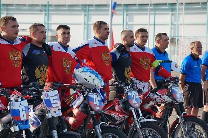 Сборная России поёт гимн