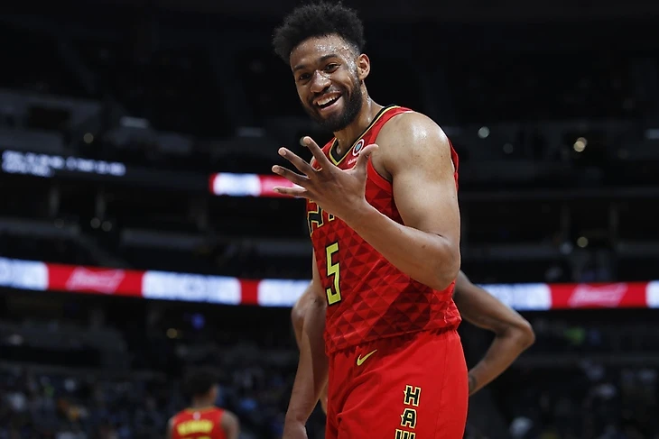 Джабари Паркер показывает на пальцах какой у него номер на джерси