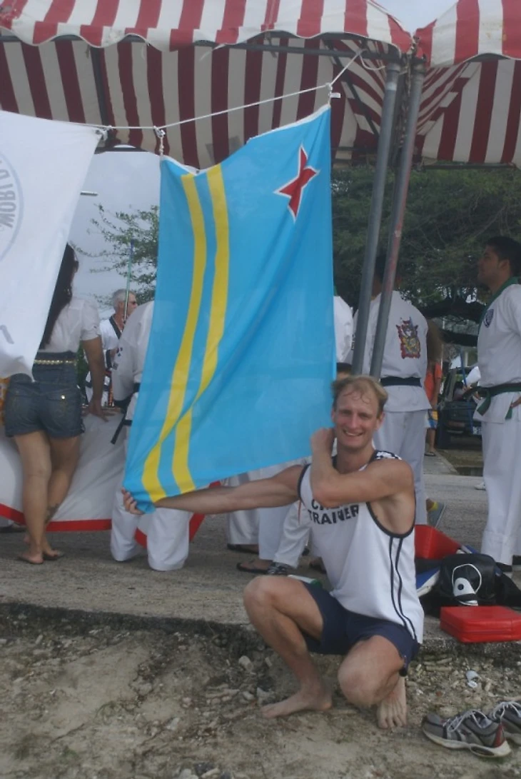 С флагом Арубы