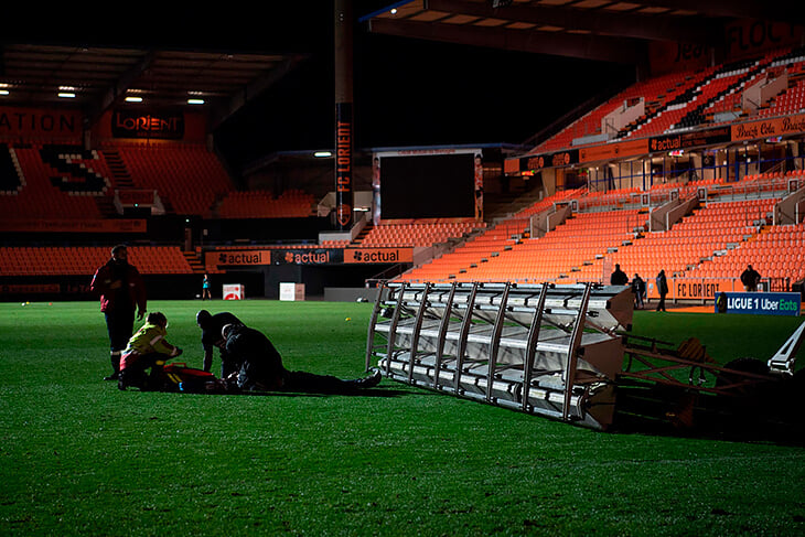 Кошмар во Франции: после матча в Лорьяне на рабочего упала лампа для ухода за газоном, мужчина не выжил