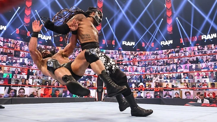 Обзор WWE Monday Night RAW 19.04.2021, изображение №17