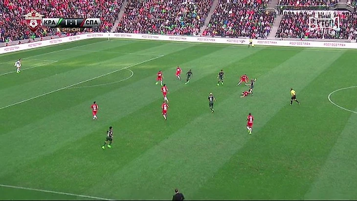 26-я минута. Фол Дениса ГЛУШАКОВА на Юрии ГАЗИНСКОМ.