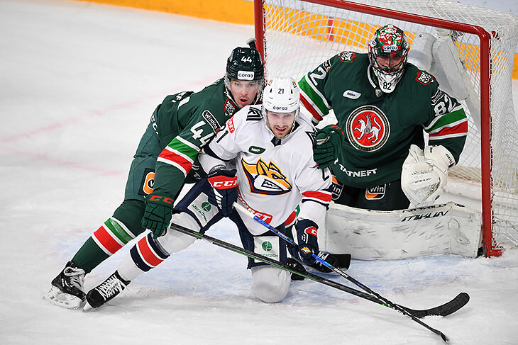 Хоккеиста «Магнитки» обвиняют в даче взятки в крупном размере. Похоже, все опять из-за военника