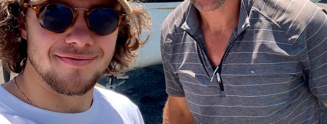 Кузнецов показывает «птичку» и прыгает в воду, Панарин летает, а «Салават» пишет Нео из «Матрицы». Хоккей уже близко