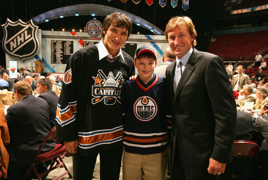 VANCOUVER, BC - JUNE 24: Alexander Ovechkin (L) of the Washington Capitals poses with head coach Wayne Gretzky of the Phoenix Coyotes during the 2006 NHL Draft held at General Motors Place on June 24, 2006 in Vancouver, Canada. (Photo by Jeff Vinnick/Getty Images)