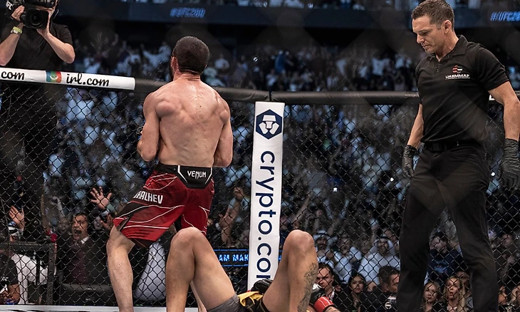 Islam Makhachev def. Charles Oliveira at UFC 280: Best photos