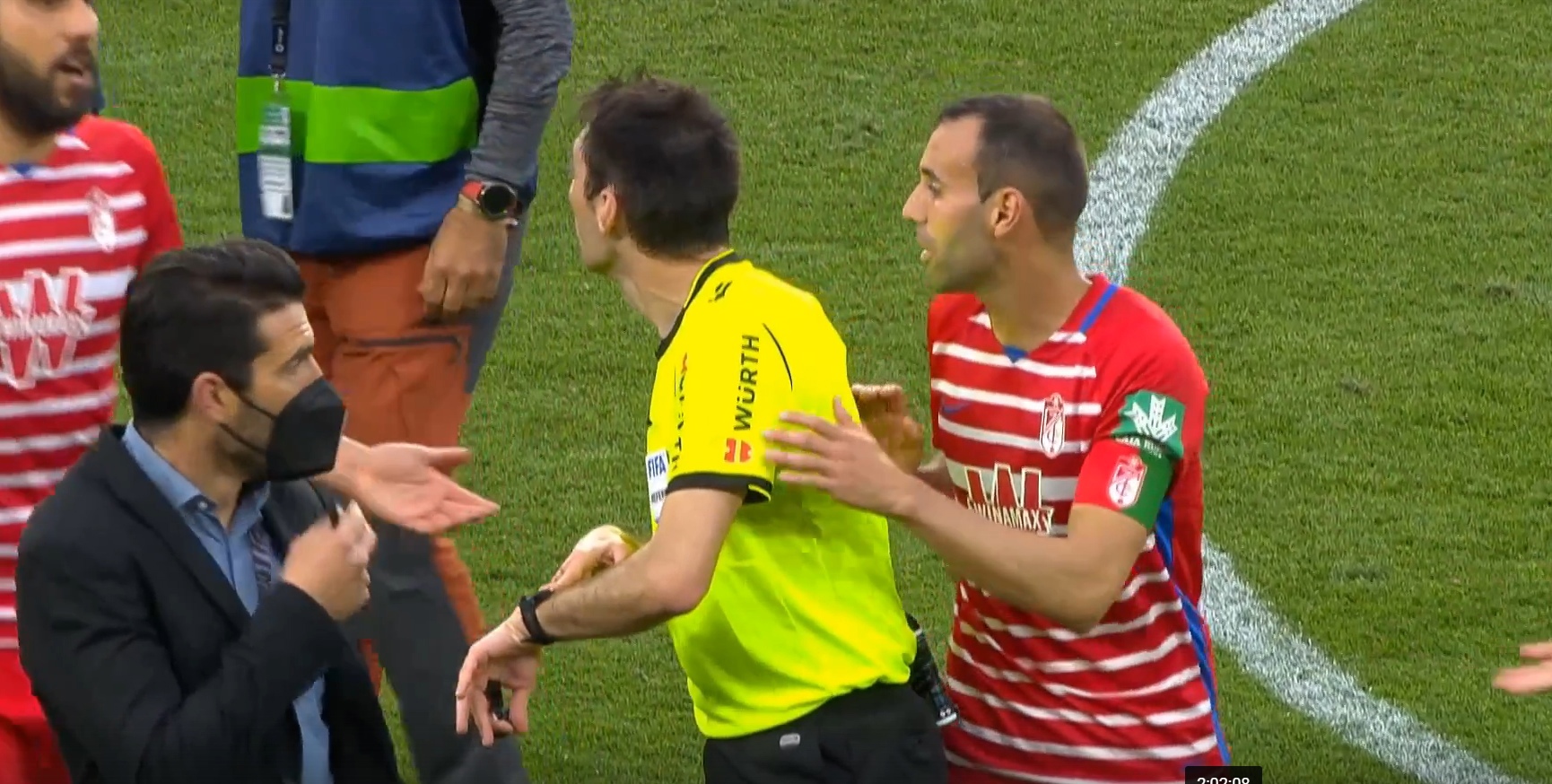 Два финальных свистка пришлось дать в Ла Лиге: судья закончил матч, хотя не доиграли минуту – и вернул всех на поле