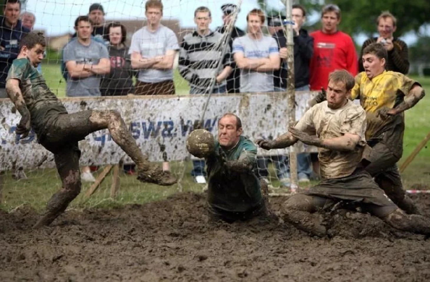 болотный футбол