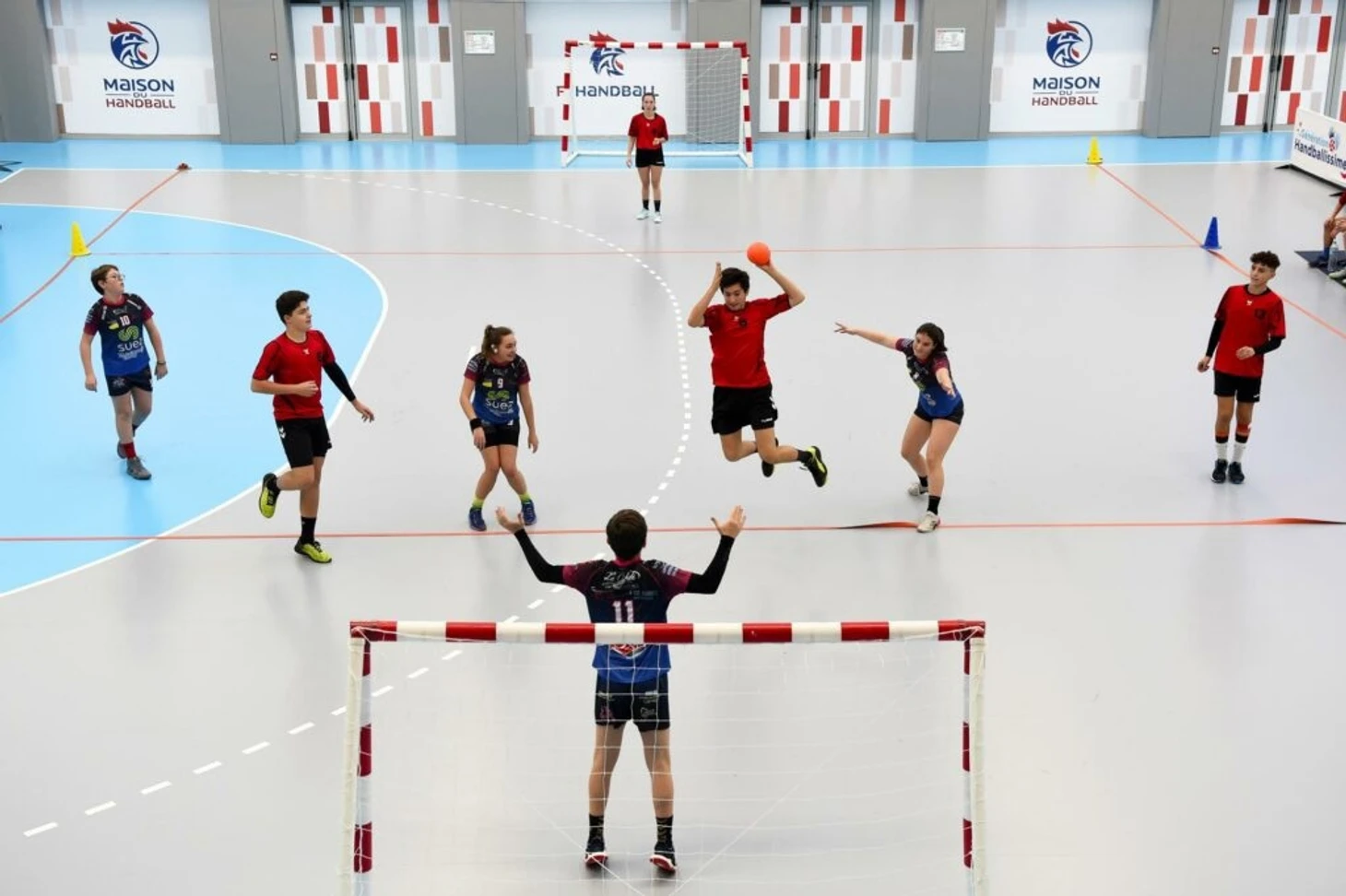 Пока просто забава — для маленьких и больших. А дальше? БЦ знакомит вас с бесконтактным гандболом, изображение №3