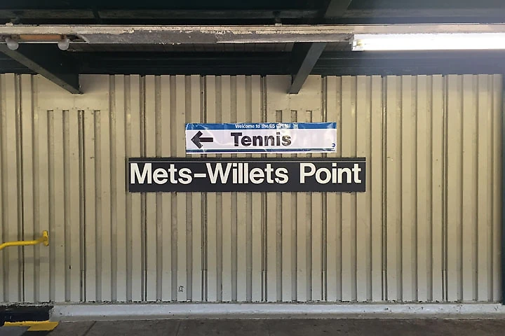 Станция Mets-Willets. Справа — теннис, слева — бейсбол
