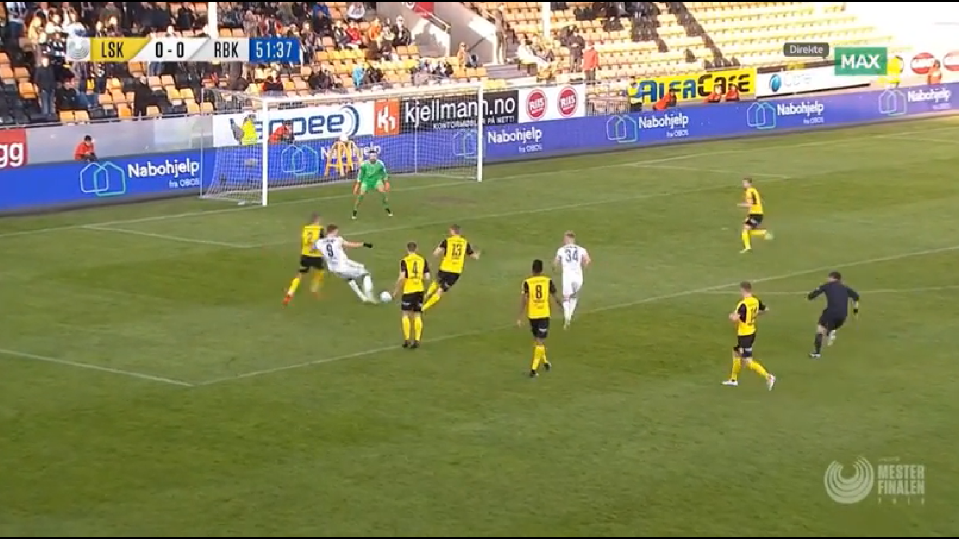 Фантастический гол Бендтнера. Перед ударом он прокинул мяч между ног защитнику