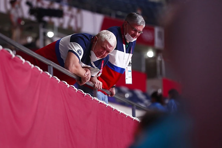 Евгений Трефилов и Сергей Шишкарёв на трибунах в олимпийском Токио