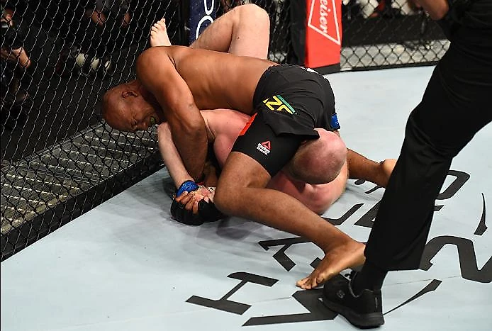Jacare does it again