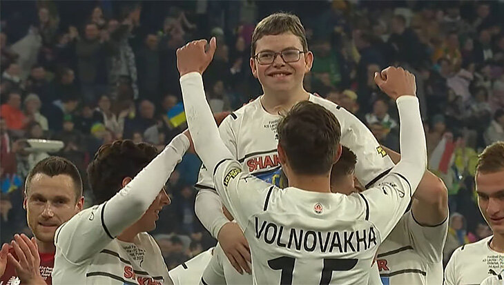 12-летний мальчик из Мариуполя забил победный гол за «Шахтер». Команда из Донецка сейчас в благотворительном туре