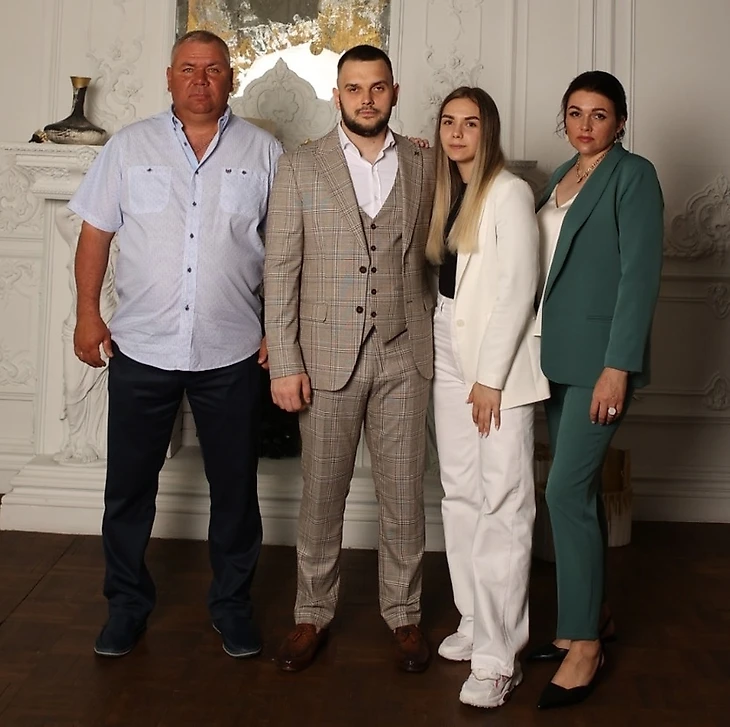 &quout;С папой Сергеем, братом Владиком и мамой Оксаной&quout;