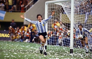 Он принес Аргентине первый в ее истории Кубок мира, но так и не смог вырасти в звезду мирового масштаба