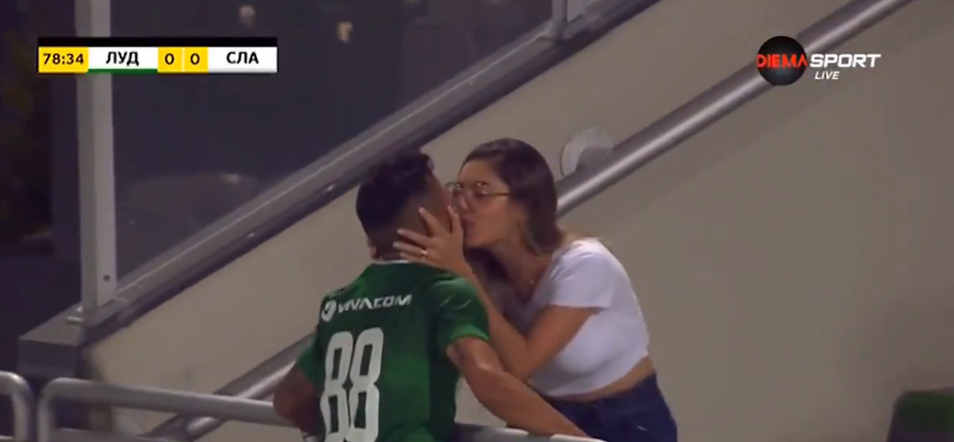 Игрок «Лудогорца» забил гол и побежал целовать жену. Тем временем игра продолжалась – судья зафиксировал офсайд