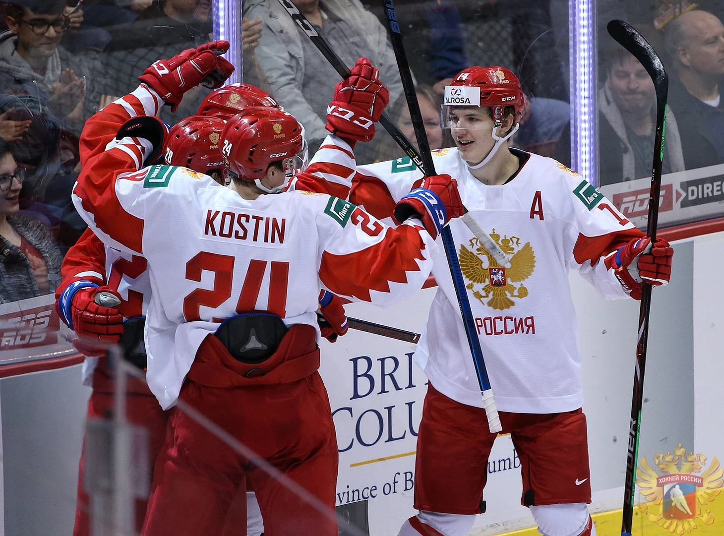 Игроки сборной России празднует шайбу
