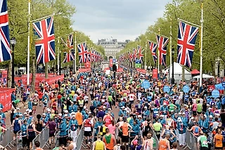 На Лондонском марафоне установили несколько мировых рекордов. Его бежали в водолазном костюме весом 50 кг, босиком и даже в космосе