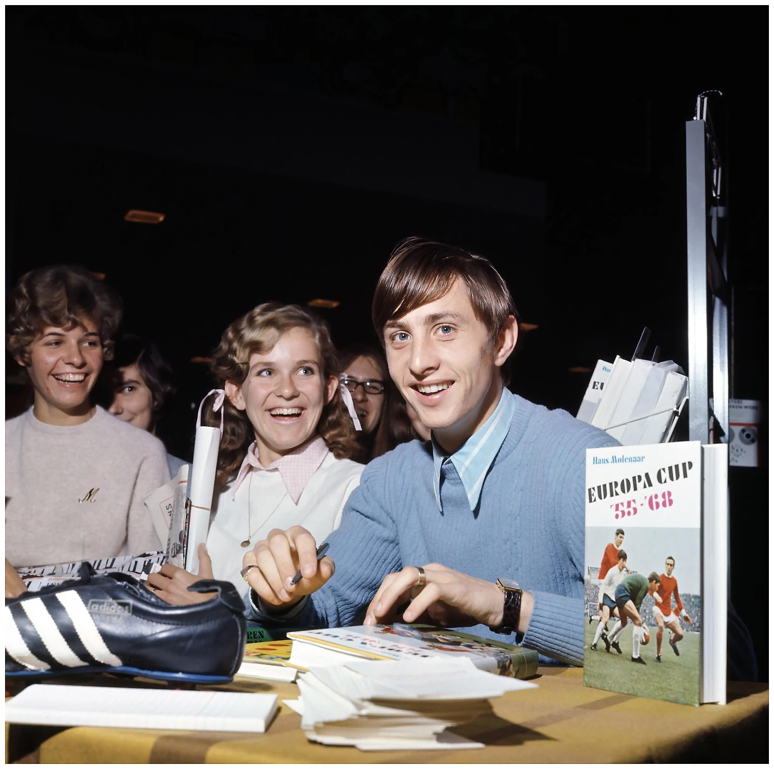 ph-bob-van-dam-johan-cruyff-nel-corso-di-una-sessione-di-autografi-al-rai-di-amsterdam-1968