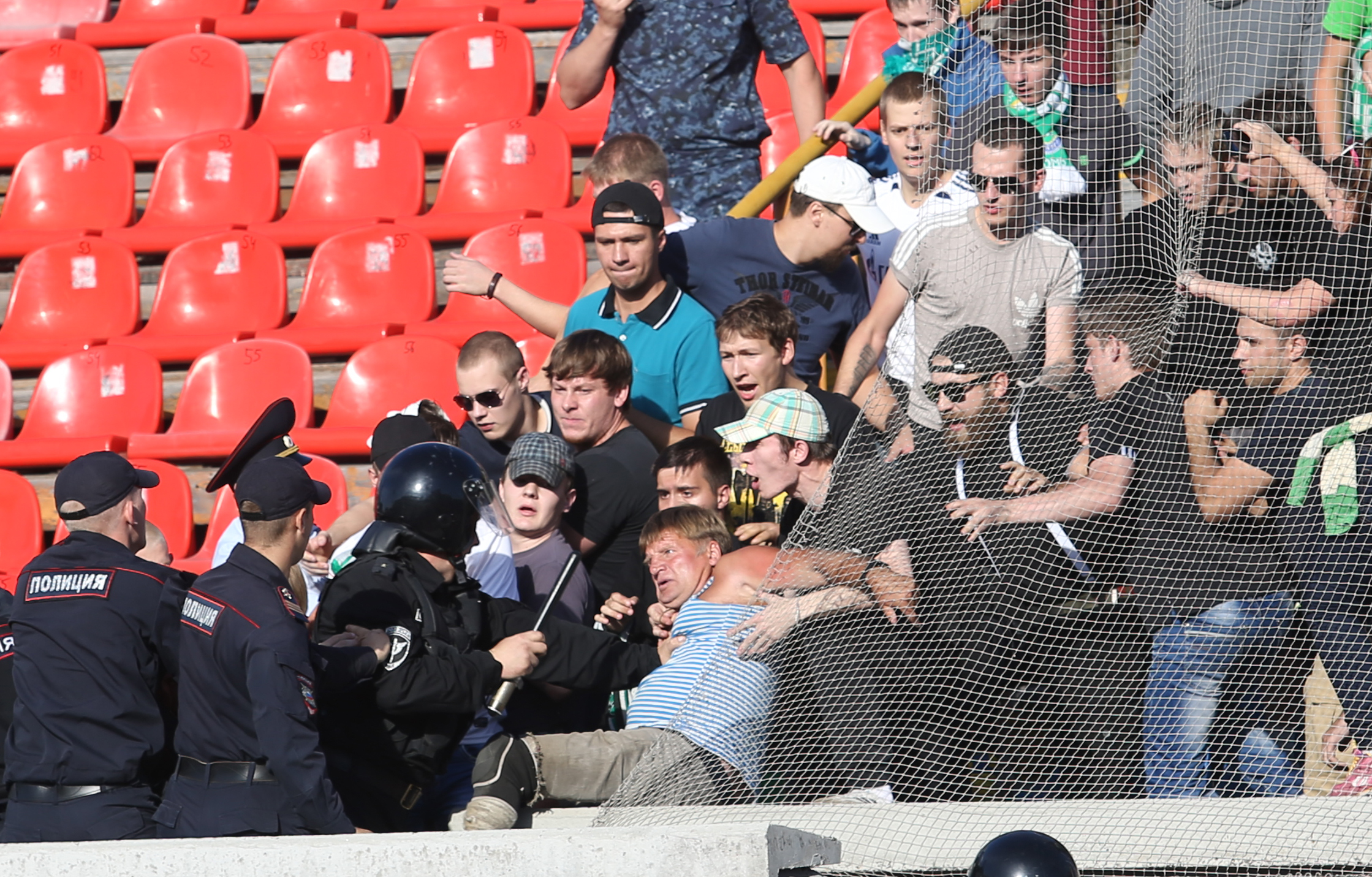 Полиция стадион. Футбольные фанаты. Полиция на стадионе. Полиция на футбольном матче. Полицейские на трибунах.
