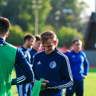 В сегодняшней тренировке в общей группе в полном объёме работал полузащитник «Факела» Алексей Гладыш
