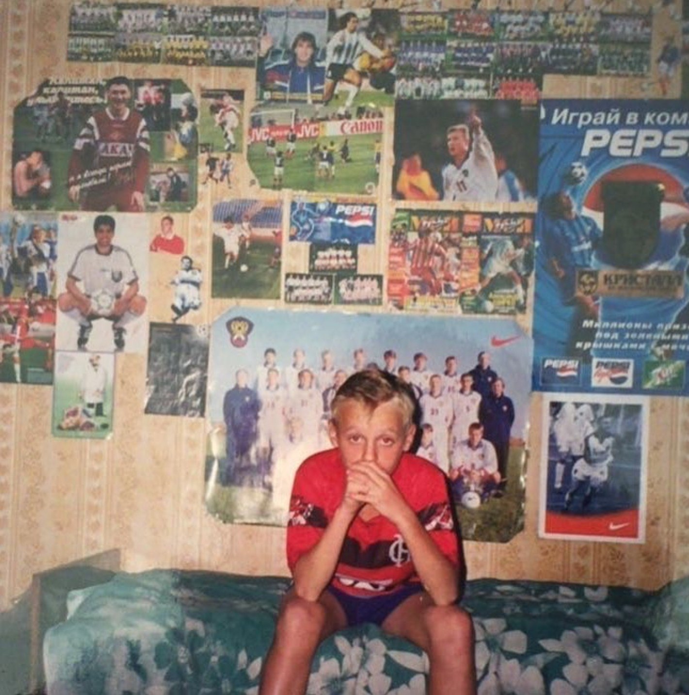Денис Глушаков и его комната с плакатами