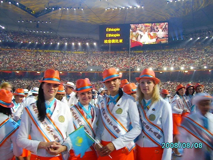 На церемонии открытия ОИ-2008. Екатерина Юрина — крайняя справа