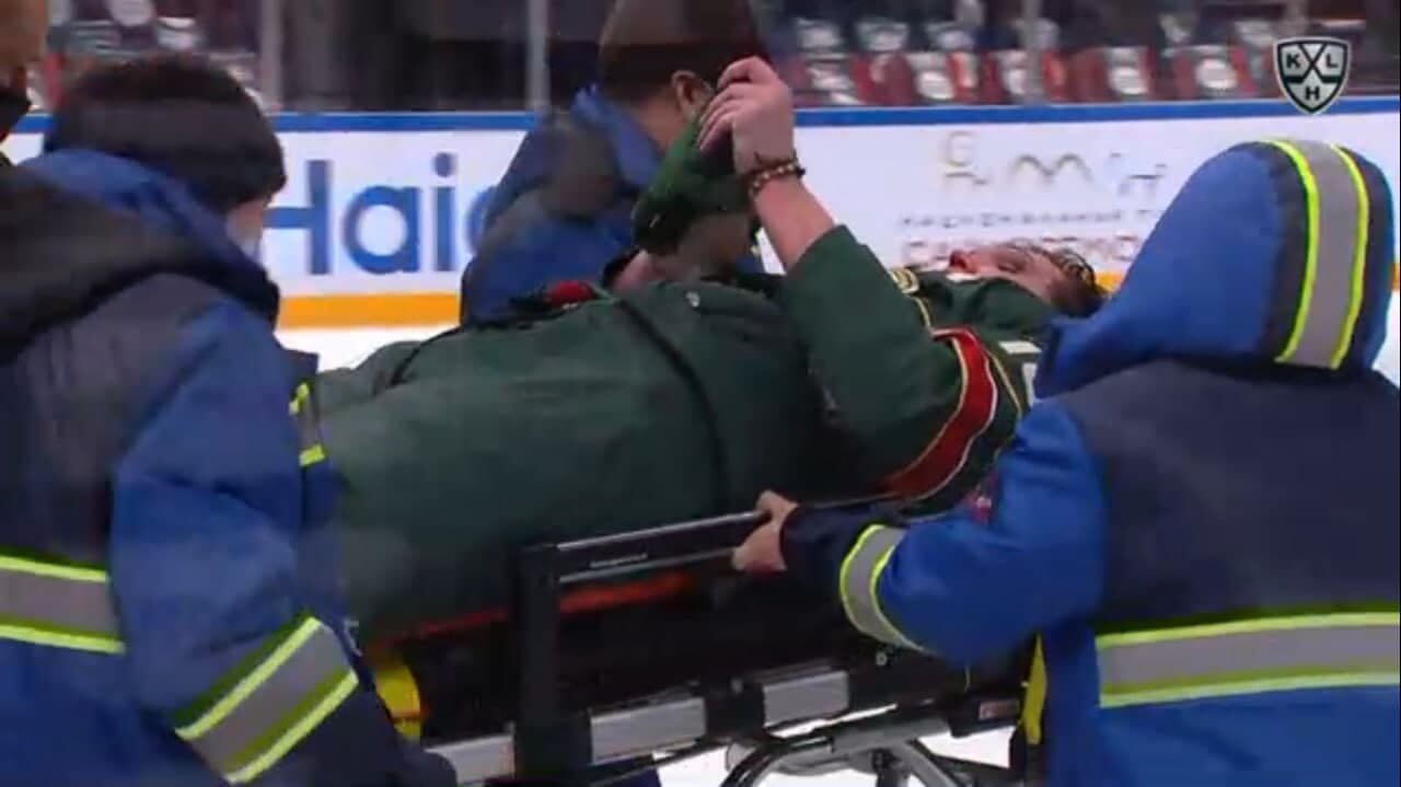 Жесткий силовой прием на 4 матча бана (+1 дополнительно): потасовка и носилки. Сборная России осталась без игрока на Евротур