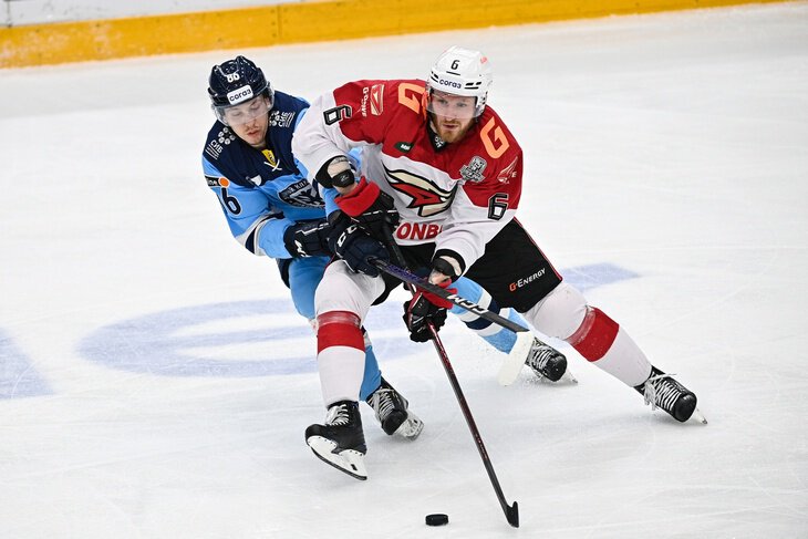 «Сибирь» весь матч жестко возила «Авангард» и обстучала все штанги. Но Омску хватило 12 бросков для победы