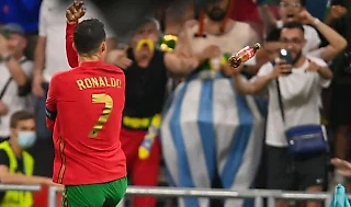 Роналду едва не пострадал в матче с Францией - фанаты бросили в Криштиану бутылку Coca-Cola