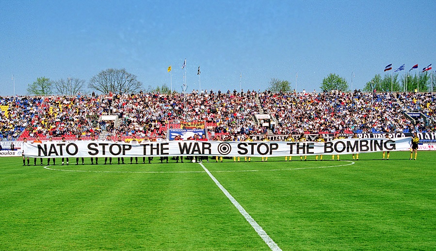 «NATO! Stop the war, stop the bombing!»: 22 года назад в Белграде состоялся один из самых необычных товарищеских матчей