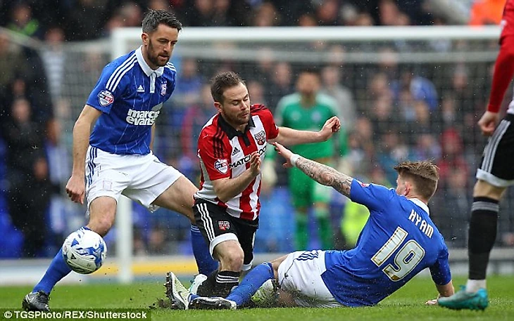 33008D1D00000578-0-Brentford_midfielder_Alan_Judge_fractured_his_lower_leg_in_Satur-a-35_1460247279294.jpg