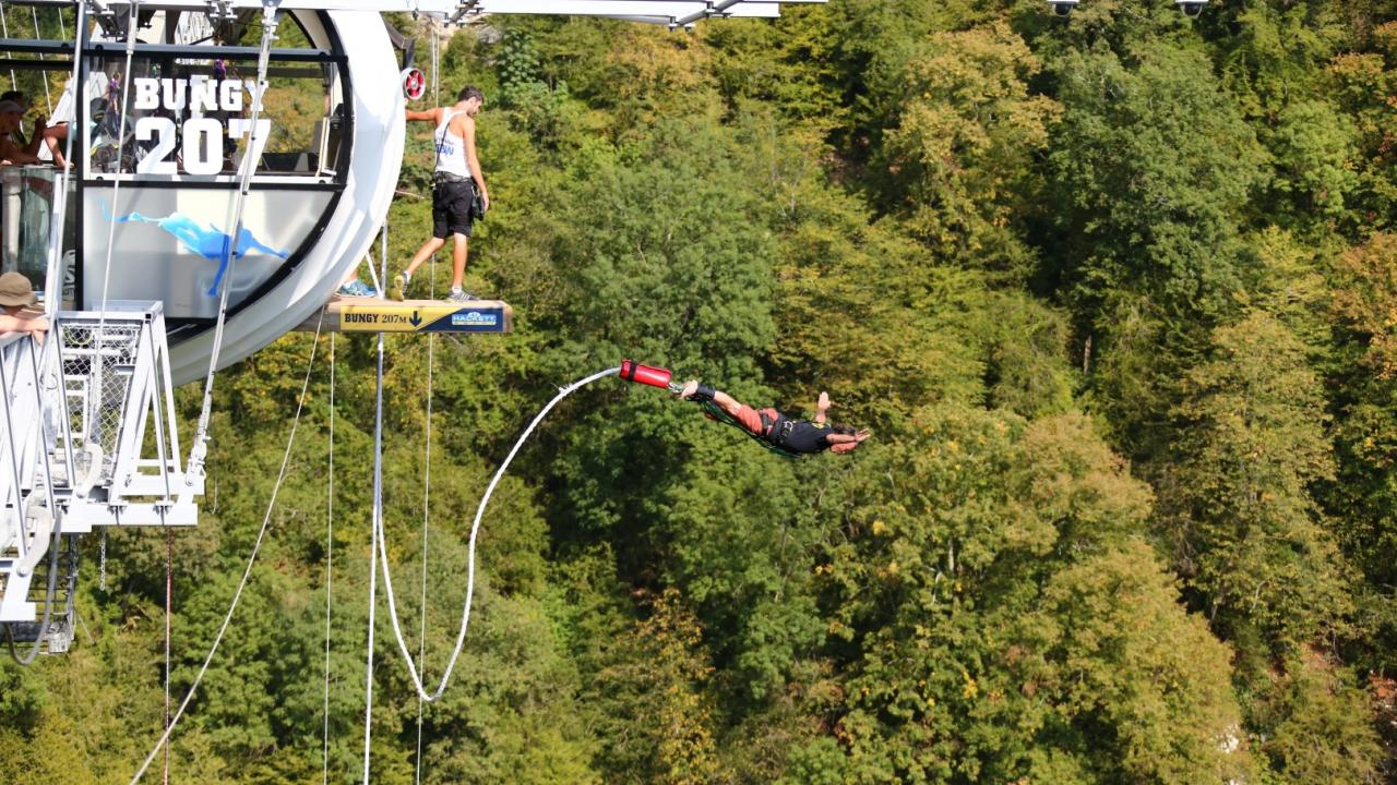 Банджи сочи. Прыжок Bungy 207 Сочи. Скайпарк банджи 207. Тарзанка 207 Сочи Скай парк. Скай парк Сочи 207 метров.