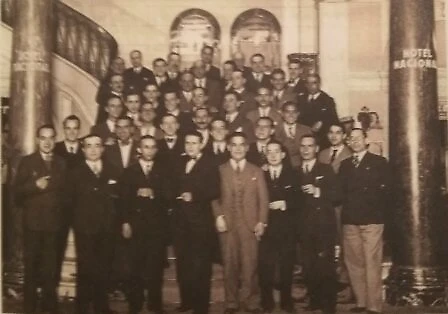 Муниципальное собрание мэрии Вальекаса во главе с мэром Амосом Асера (3-ий слева). Фото взято из Архива автономного сообщества Мадрид.