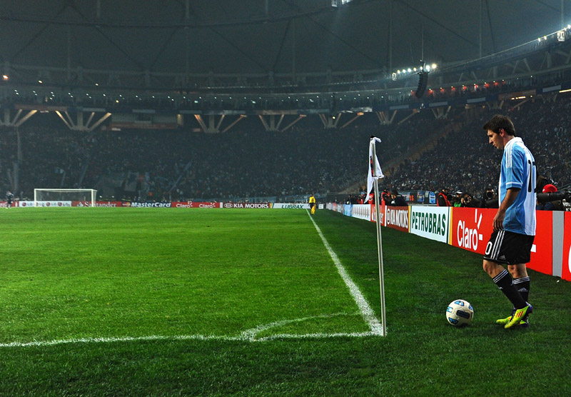 Поймай гол. Месси угловой. Месси подает угловой. Messi Corner Kick. Шоссе Олимпик в Лео- Месси.