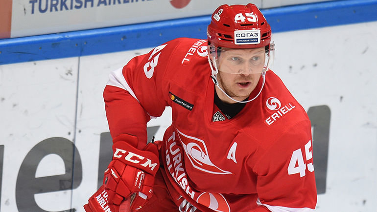 Защитник «Спартака» опять забил броском из своей зоны. Привыкли все, кроме вратарей