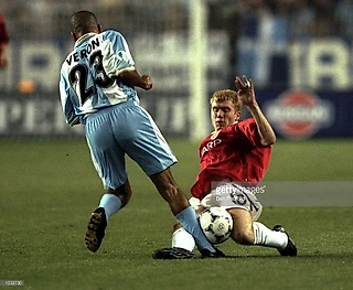 27 августа 1999 года. Суперкубок УЕФА. «Лацио» - «Манчестер Юнайтед» - 1:0. В борьбе за мяч Хуан Себастьян Верон и Пол С
