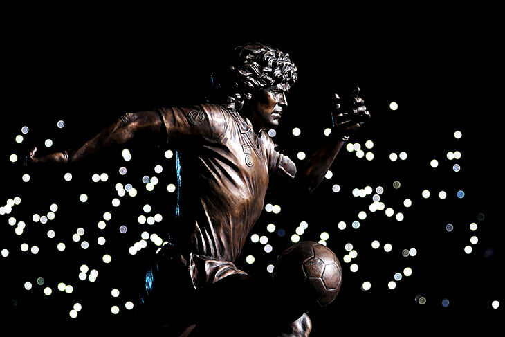 В Неаполе открыли сразу два памятника Марадоне: один у стадиона его имени, другой – внутри. Смотрите, как красиво их показали