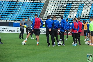 📸 Фотографии с тренировки нашей команды на основном поле стадиона 🖤💙 
