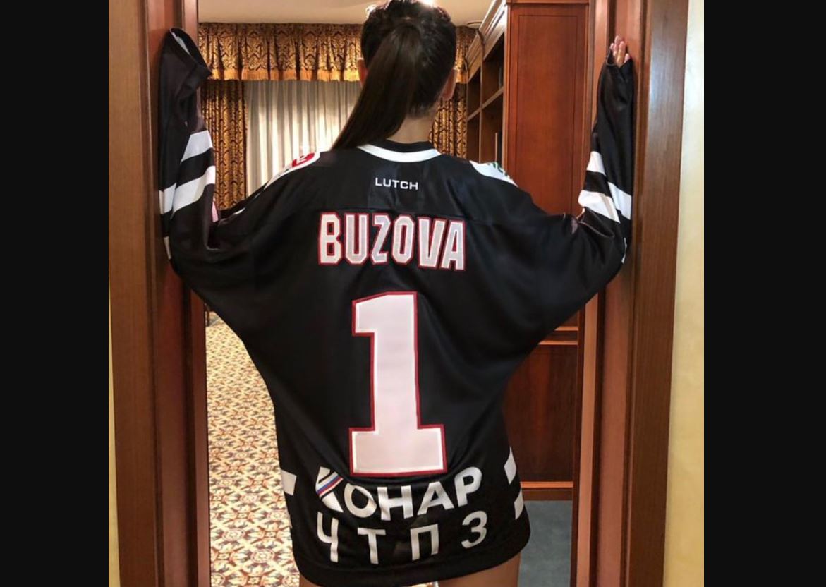 Бузова надела свитер «Трактора», а фанаты Хабиба подумали, что она поддержала Конора