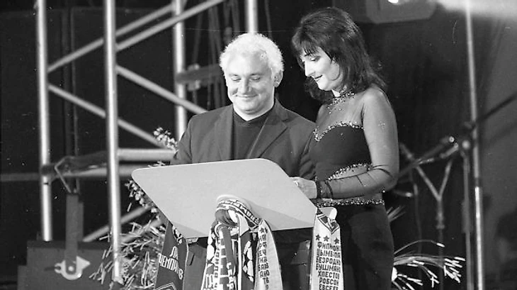 29 января 2001 года. Москва. Ведущие церемонии награждения Николай Фоменко и Лолита Милявская