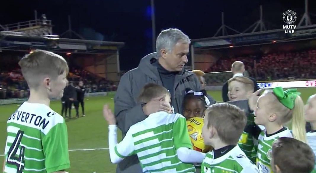 «В этом весь футбол». Футболисты «Юнайтед» играют с детьми перед матчем с «Йовилом»