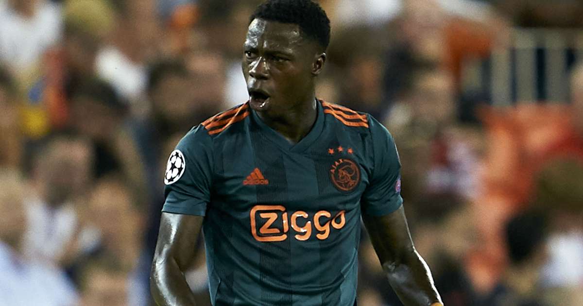 Промес развлекается на тренировке. Кажется, ему просто лень наклоняться за мячом