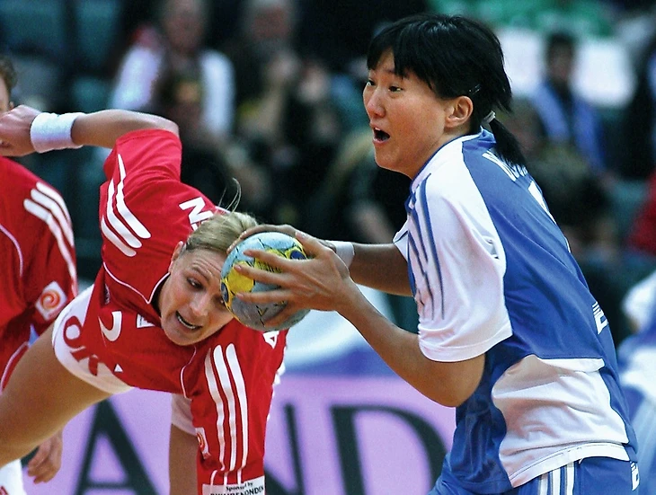 Людмила Бодниева в журнале "Быстрый центр". Как остаться в игре. Место в первом ряду, изображение №2