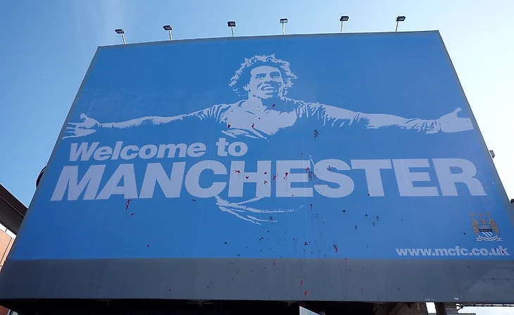 Билборд, который установил «Сити», когда в 2009 году Карлос Тевес перебрался из красной части Манчестера в голубую