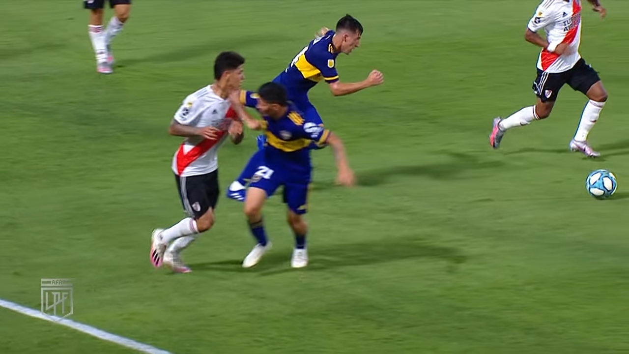 «Ривер Плейт» и «Бока» не играли друг против друга с октября-2019. Сейчас встретились в Кубке Марадоны – и Тевес повторил красивый ассист Диего