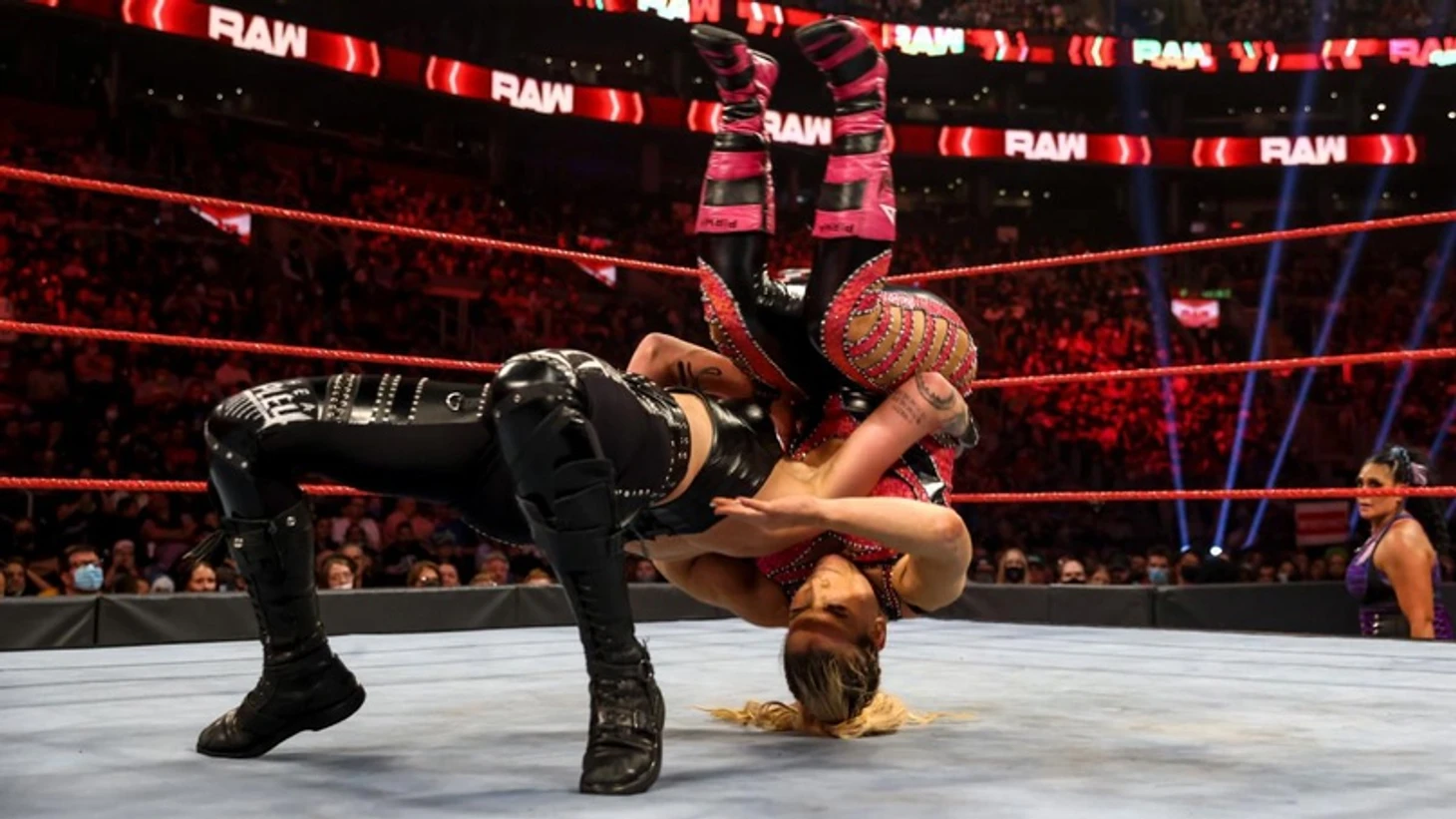 Обзор WWE Monday Night RAW 13.09.2021, изображение №17